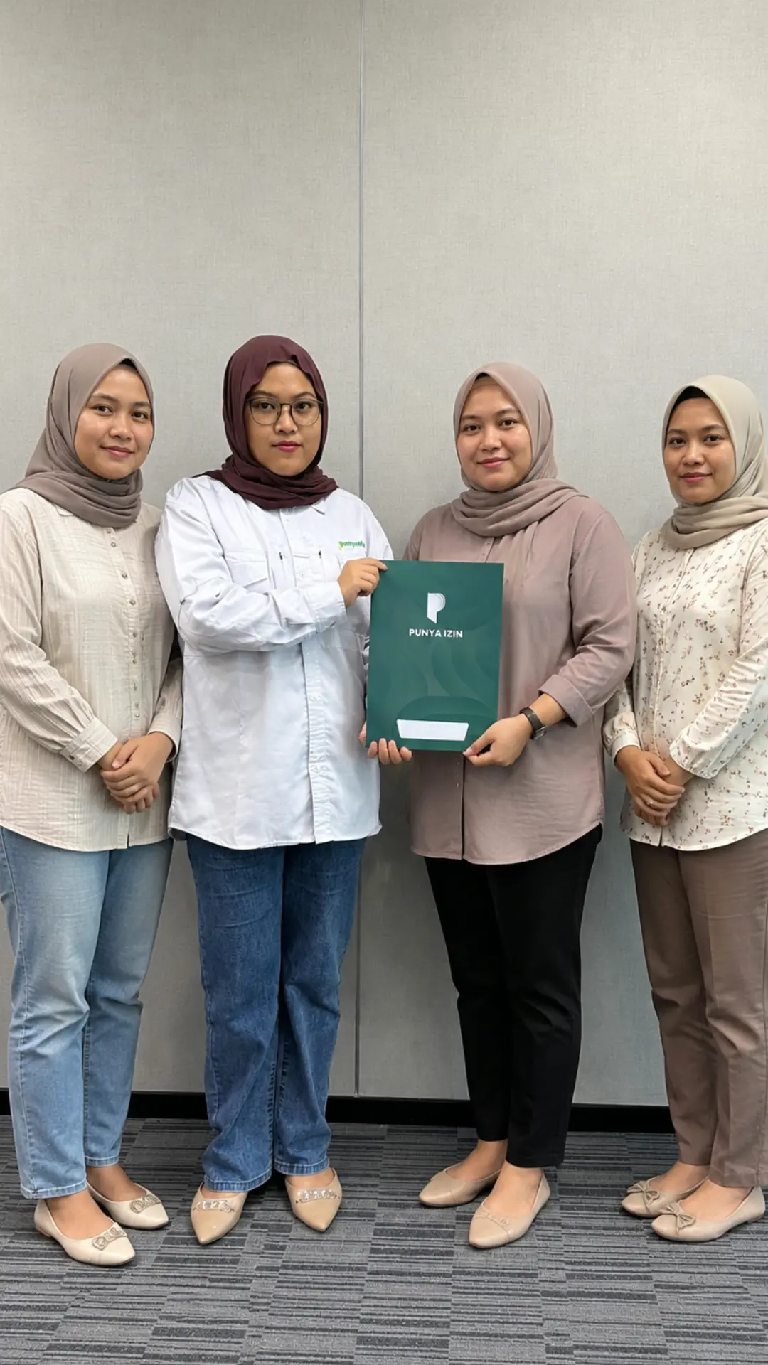 Foto bersama klien pendirian PT di kantor